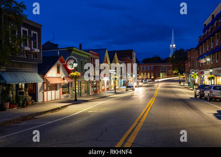 Camden, Maine, Stati Uniti - Ottobre 23, 2018: vista notturna di una piccola città turistica sulla costa orientale del Nord America. Foto Stock