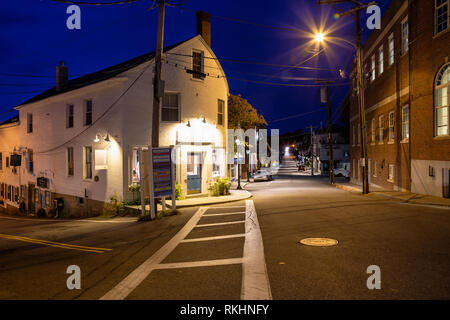 Camden, Maine, Stati Uniti - Ottobre 23, 2018: vista notturna di una piccola città turistica sulla costa orientale del Nord America. Foto Stock