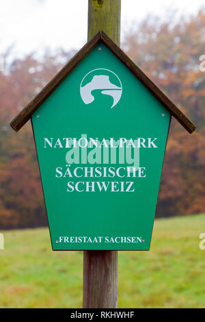 Cartello con il logo della Svizzera Sassone Parco Nazionale / Nationalpark Sächsische Schweiz, Bassa Sassonia, Germania Foto Stock