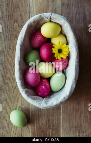 Fiori e uova di Pasqua su tavola Foto Stock