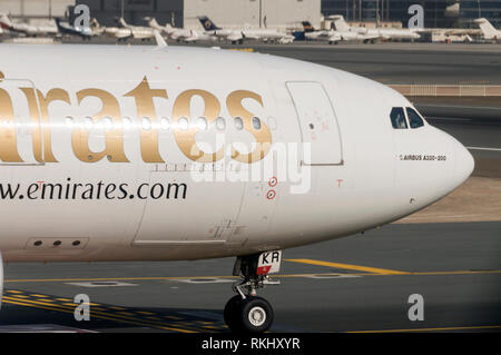 Un Emirates Airbus 330-200 tasing aeromobili per il decollo all'Aeroporto Internazionale di Dubai, Emirati arabi uniti (EAU) Foto Stock