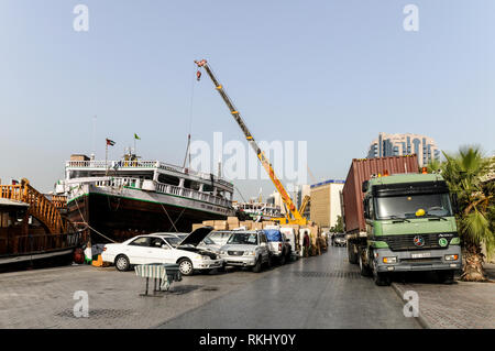 Una scena di occupato sulla banchina del Creek di Dubai. Dows caricata di beni e di automobili per le porte all'interno del golfo, India e Africa orientale. Oceano andate Foto Stock