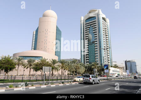 Skyline di Deira centro business e il blue tower di Dubai Creek tower in Deira, affacciato sul Fiume Dubai in Baniyas Street in Dubai, l'unità Foto Stock