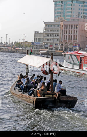 Uno dei molti alimentate a gasolio per i taxi d'acqua tenendo i pendolari e i turisti in tutta la trafficata Dubai Creek di Dubai negli Emirati Arabi Uniti (EAU) Foto Stock