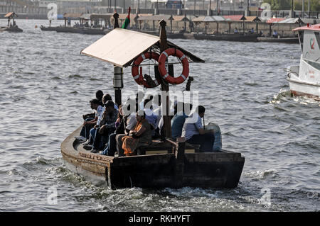 Uno dei molti alimentate a gasolio per i taxi d'acqua tenendo i pendolari e i turisti in tutta la trafficata Dubai Creek di Dubai negli Emirati Arabi Uniti (EAU) Foto Stock