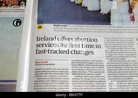 'L'Irlanda offre servizi di aborto per la prima volta in fast-le modifiche rilevate' quotidiano Guardian articolo headline Gennaio 2019 Londra Inghilterra REGNO UNITO Foto Stock