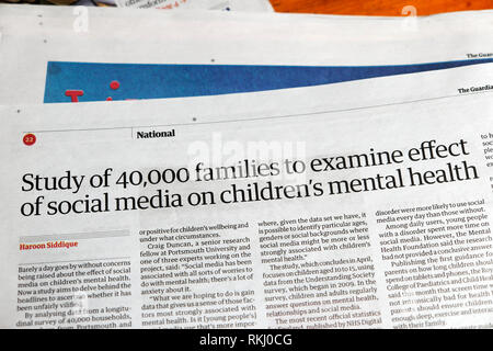Quotidiano Guardian articolo " Studio di 40.000 famiglie per esaminare l'effetto di media sociali a bambini di salute mentale' Gennaio 2019 Londra Inghilterra REGNO UNITO Foto Stock
