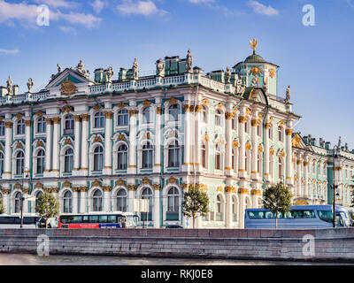 19 Settembre 2018: San Pietroburgo, Russia - Il palazzo d'inverno e stato Hermitage Museum, sul Neva Embankment e tour pullman parcheggiato all'esterno. Foto Stock