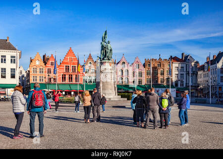 25 Settembre 2018: Bruges, Belgio - i turisti in piazza del mercato in un pomeriggio soleggiato. Foto Stock
