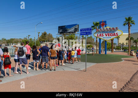 La linea di visitatori in attesa di prendere una fotografia di fronte alla famosa 'Benvenuti al favoloso Las Vegas' segno, Las Vegas, Nevada, Stati Uniti. Foto Stock