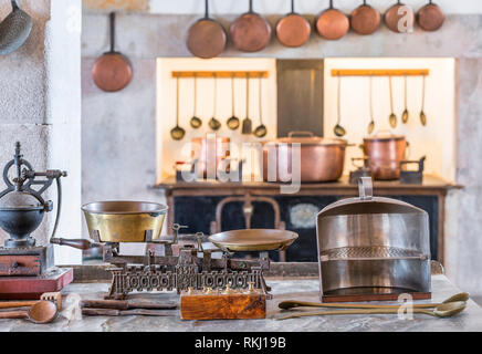 Accessori per la cucina in esposizione in pena palace, Sintra, Portogallo Foto Stock