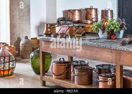 Accessori per la cucina in esposizione in pena palace, Sintra, Portogallo Foto Stock