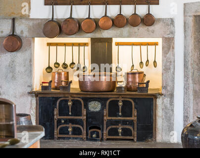 Accessori per la cucina in esposizione in pena palace, Sintra, Portogallo Foto Stock