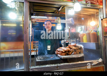 NEW YORK - circa marzo, 2016: venditore ambulante in New York City. Cucina di strada è pronto a mangiare cibo o bevande vendute da un Hawker, o fornitore, in una strada o ot Foto Stock