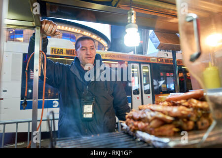 NEW YORK - circa marzo, 2016: venditore ambulante in New York City. Cucina di strada è pronto a mangiare cibo o bevande vendute da un Hawker, o fornitore, in una strada o ot Foto Stock