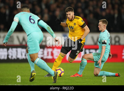 Newcastle United's Sean Longstaff sfide Wolverhampton Wanderers' Matt Doherty durante il match di Premier League a Molineux, Wolverhampton. Foto Stock