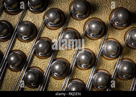 Abstract closeup dell'interno di un pianoforte verticale, tuning Foto Stock