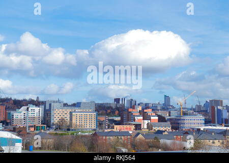 Lo skyline di Leeds è stato preso da un ascensore ad asta ad Armley, che offre una vista elevata della città. Foto Stock