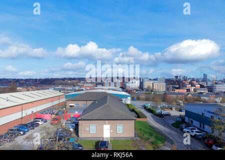 Lo skyline di Leeds è stato preso da un ascensore ad asta ad Armley, che offre una vista elevata della città. Foto Stock