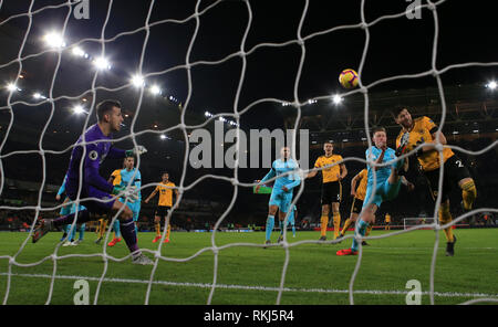 Newcastle United's Sean Longstaff cancella da Wolverhampton Wanderers' Matt Doherty durante il match di Premier League a Molineux, Wolverhampton. Foto Stock