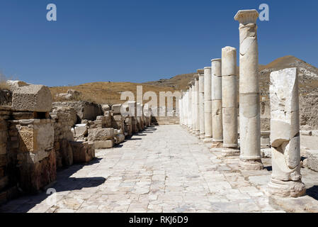 Il lato ovest di STOA (portico) del tardo romana Agora, Tripolis sul meandro, Yenicekent, Turchia. Foto Stock