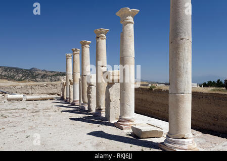 Il lato ovest di STOA (portico) del tardo romana Agora, Tripolis sul meandro, Yenicekent, Turchia. Foto Stock