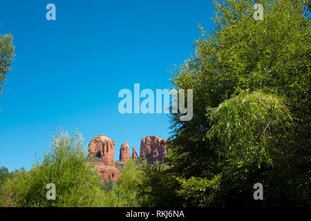 La formazione della cattedrale visto da di Oak Creek in Northern Arizona la scenografica città deserto di Sedona Foto Stock