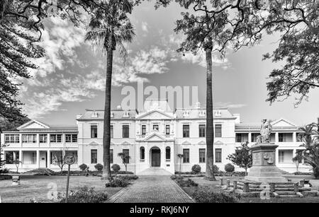 STELLENB.S., SUD AFRICA, 15 AGOSTO 2018: la Facoltà di Teologia dell Università di Stellenbosch. Una statua di John Murray e Nicolaas Hofmeyer Foto Stock