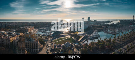 Vista aerea della città di porto di Barcellona; parcheggio per grandi yacht di lusso nella capitale turistica della Catalogna; giornata soleggiata in Barcelonetta, barche a vela, alberghi Foto Stock