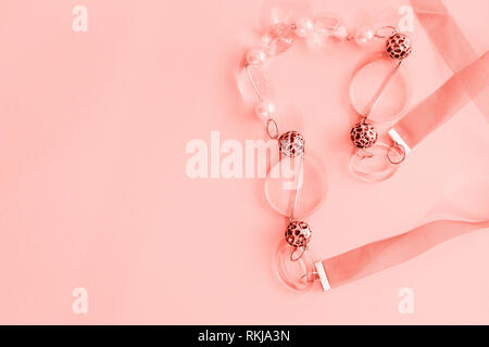 Femmina perle di corallo su uno sfondo di colore rosa. Spazio vuoto per il testo Foto Stock