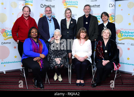 Back row da sinistra a destra) Michael Morpurgo , Chris Riddell, Lauren Child, Michael Rosen, Anthony Browne Front row da sinistra a destra) Malorie Blackman, Jacqueline Wilson, Julia Donaldson, Anne fine partecipare a una telefonata festeggia i 20 anni del premio per bambini Waterstones a Waterstones Piccadilly a Londra. Foto Stock