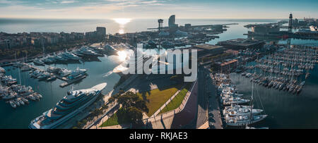 Vista aerea della città di porto di Barcellona; parcheggio per grandi yacht di lusso nella capitale turistica della Catalogna; giornata soleggiata in Barcelonetta, barche a vela, alberghi Foto Stock