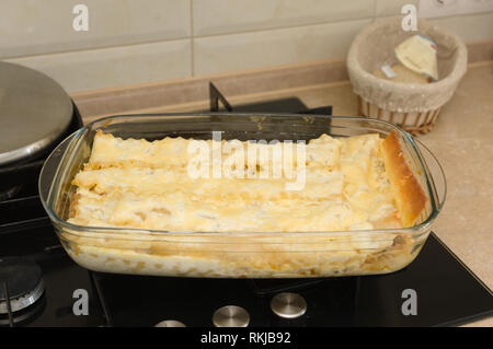 Lasagna fresca estratta dal forno in un contenitore di vetro Foto Stock