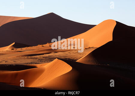 Vista serale da dune a Sossusvlei in Namibia Foto Stock