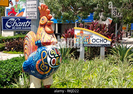 Vista di Calle Ocho nel quartiere Di Little Havana di Miami, Florida, USA con cartello di benvenuto sulla strada Foto Stock