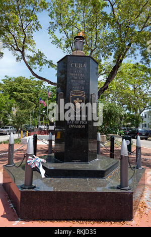 Vista di Little Havana del distretto di Miami, Florida, Stati Uniti d'America con il monumento dedicato alla invasione di Baia dei porci Foto Stock