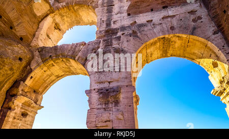 Architettura interni arco particolare del Colosseo a Roma, Italia Foto Stock