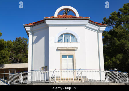 Una piccola chiesa in un villaggio croato Foto Stock