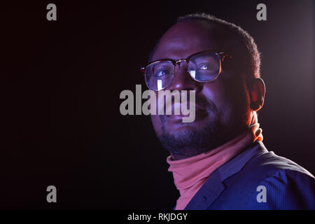Bel uomo barbuto profondo in pensieri Foto Stock