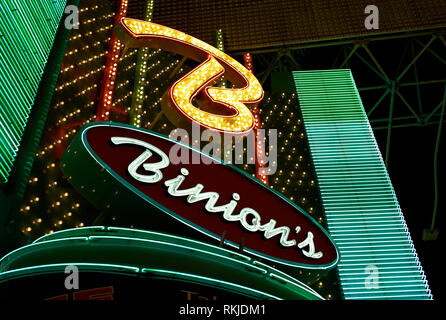 Las Vegas, Nevada - 06 Luglio 2009: l'insegna al neon accesa sopra l'entrata di Binion's Casino a ferro di cavallo nella famosa in tutto il mondo Freemont Street. Foto Stock