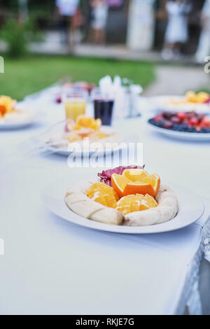 Il buffet presso la reception. Servizio banchetti. catering food, snack con frutta Foto Stock