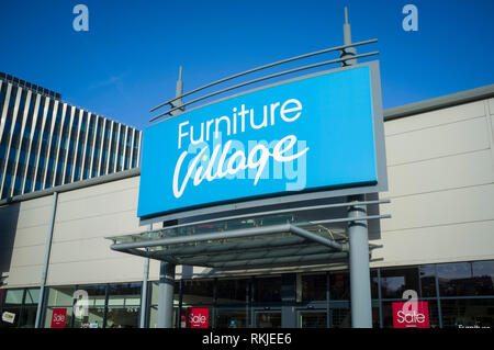 Il villaggio di mobili a storefront Forbury Retail Park, Reading, Berkshire. Foto Stock