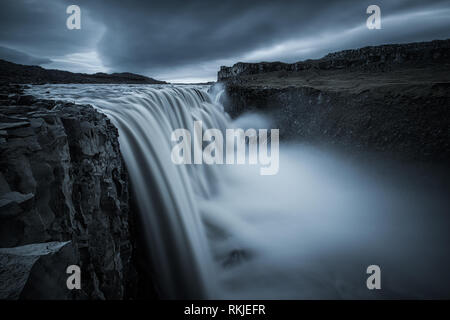 In Europa la più potente cascata di Dettifoss in moody nuvoloso condizioni in Islanda Foto Stock