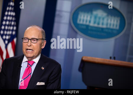 Direttore del Consiglio nazionale economico Larry Kudlow parla durante una intervista TV alla Casa Bianca a Washington D.C. il 24 gennaio 2019. Foto Stock