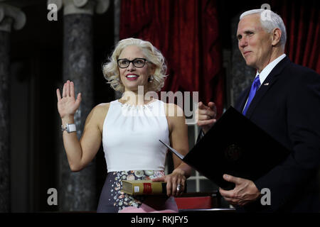 Senatore USA Kyrsten Sinema democratici di Arizona, è giurato in dal Vice Presidente Mike pence al Campidoglio di Washington il 3 gennaio 2019. Foto Stock