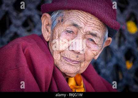 Ritratto di donna anziana monaca buddista a Stupa Boudhanath, Kathmandu, Nepal Foto Stock