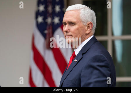 Noi Vice Presidente Mike Pence guarda come il presidente statunitense Donald Trump parla ai giornalisti nel Giardino delle Rose della Casa Bianca il 4 gennaio 2019. Foto Stock