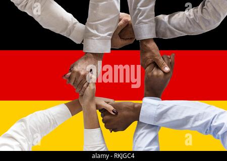 Bandiera della Germania, intergration di un gruppo multiculturale dei giovani. Foto Stock