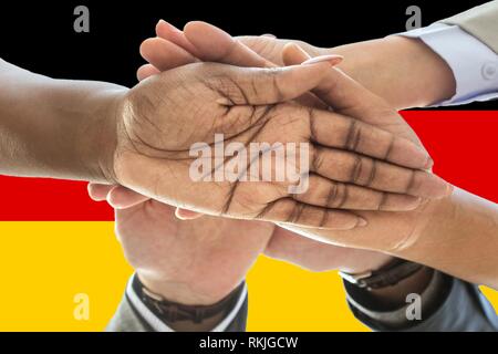 Bandiera della Germania, intergration di un gruppo multiculturale dei giovani. Foto Stock