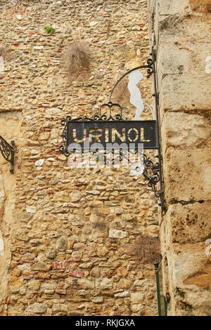 Wc pubblico segno al di fuori del Castelo de Sao Jorge, nel quartiere di Alfama di Lisbona, Portogallo Foto Stock